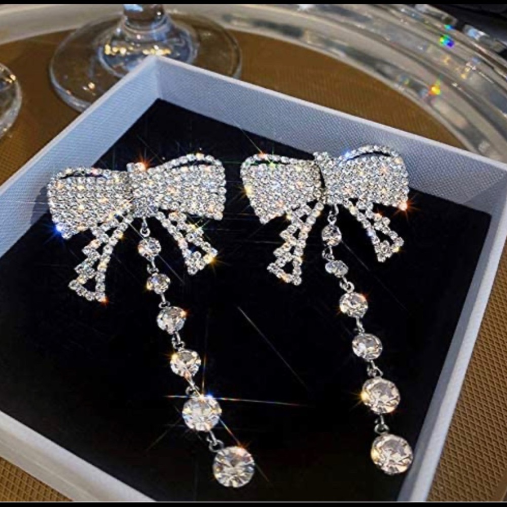 NWT Dainty Love Heart Pearls Long Statement Drop Dangle Earrings
